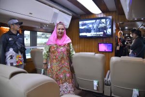 Wali Kota Semarang Hevearita Gunaryanti Rahayu saat bersama peserta Rakernas X JKPI Heritage Tour dari Stasiun Tawang Kota Semarang menuju Stasiun Kedungjati di Kabupaten Grobogan. 