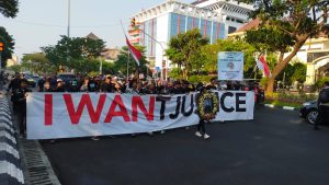 Ratusan massa aksi berkaos hitam bertuliskan "I Want Justice" melakukan aksi peduli di Markas Polda Jawa Tengah untuk menuntut pengungkapan kasus kematian misterius Iwan Boedi setahun yang lalu, Kamis (24/8/2023). 
