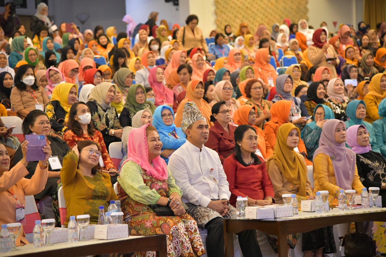Wali kota Semarang, Hevearita Gunaryanti Rahayu mendorong dan mendukung peningkatan peran perempuan di jajaran Pemerintah Kota Semarang.