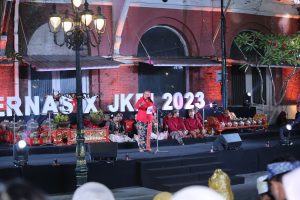 Wali kota Semarang, Hevearita Gunaryanti Rahayu saat memberikan sambutan di acara Kirab Budaya Rakernas X JKPI di Taman Sri Gunting, Kota Lama Semarang, Rabu (23/8) malam. 