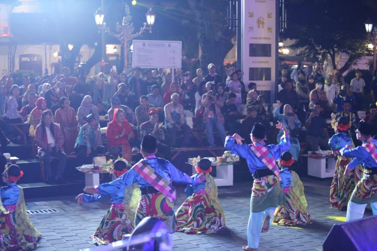 Berbagai atraksi-atraksi disuguhkan guna menarik minat wisatawan ke Kota Semarang dalam Kirab Budaya Rakernas X JKPI.
