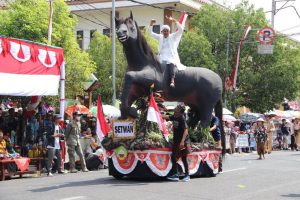Sekretaris DPRD Kabupaten Blora, Catur Pambudi Amperawan menunggangi kuda teatrikal pahlawan nasional Pangeran Diponegoro di Karnaval Blora, Sabtu (26/8).