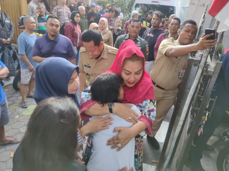 Walikota Semarang Hevearita Gunaryanti Rahayu saat memeluk anak keluarga korban yang meninggal akibat KDRT, di Kelurahan Sendangguwo, Kecamatan Tembalang, Senin (28/8).