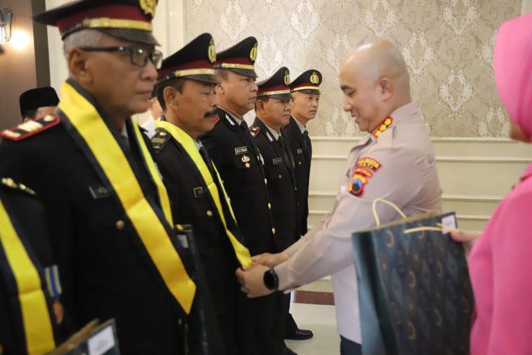 Kapolresta Pati Kombes Pol Andhika Bayu Adhittama secara simbolis menyerahkan tanda penghargaan serta pengalungan bunga kepada anggota yang mengakhiri masa baktinya.
