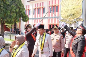 Acara pelepasan tersebut dirangkai dengan prosesi pedang pora.