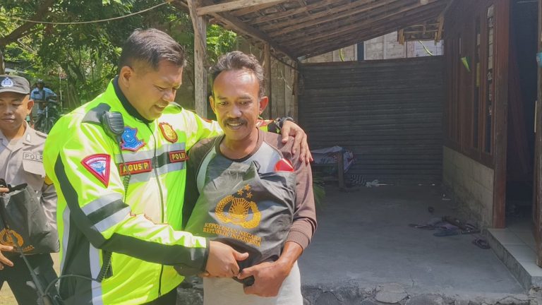 Kapolres Blora AKBP Agus Puryadi saat memberikan bansos kepada salah satu warga di Kecamatan Kradenan, Kamis (31/8/2023).