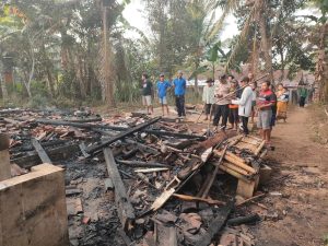 kebakaran menimpa rumah semi permanen milik Supinah (74) warga Desa Karanggedang.