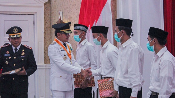 Wali Kota Bogor, Bima Arya saat menyerahkan SK Remisi warga binaan Lapas IIA, di Balai Kota Bogor, Kamis (17/8/2023).