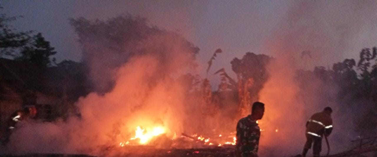 Rumah salah satu warga milik almarhum Palil di Dusun Ngadirojo RT 09/RW, Desa Sumberejo Kecamatan Randublatung Kabupaten Blora ludes terbakar dilalap sijago merah.