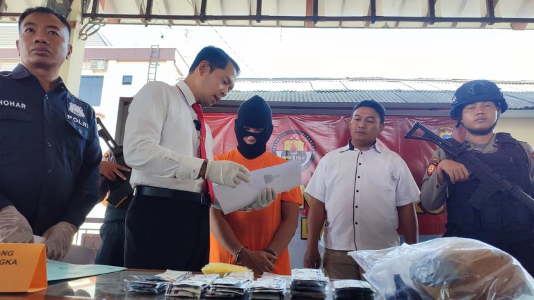 Tersangka AB saat digelandang di Mapolres Demak, Jumat (1/9/2023).