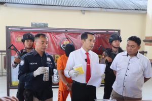 Kasat Reserse Narkoba, AKP Tri Cipto konferensi pers penangkapan tersangka (AB) pengedar pil koplo di Mapolres Demak, Jum'at (1/9/2023).