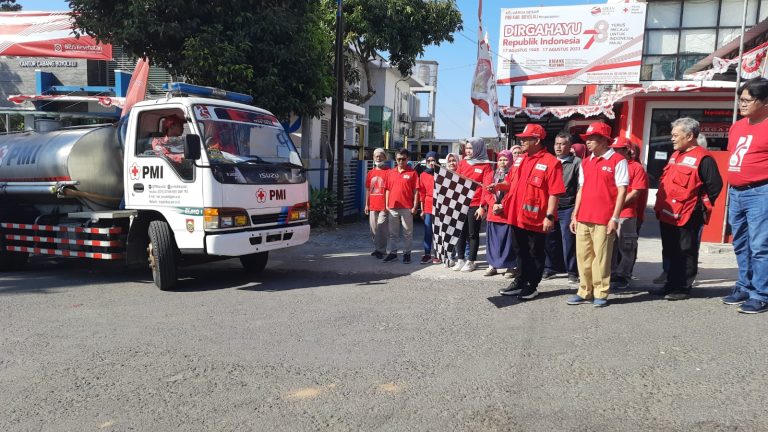 PMI Boyolali bekerjasama dengan PMI Kota Solo melakukan droping air bersih ke wilayah Utara Boyolali, Sabtu (2/9).