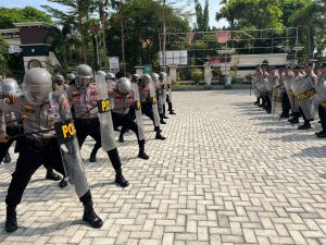 Satuan Samapta Polresta Pati menggelar latihan peningkatan kemampuan pasukan Dalmas Polri, bertempat di halaman depan Mapolresta Pati, pada Sabtu (02/9/2023).