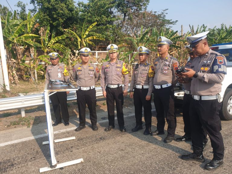 Direktorat Lalu Lintas Polda Jawa Tengah bersama Satlantas Polres Kendal menggelar uji coba dan sosialisasi ETLE drone, di Exit Tol Kaliwungu Kendal, Kamis (7/9/2023).