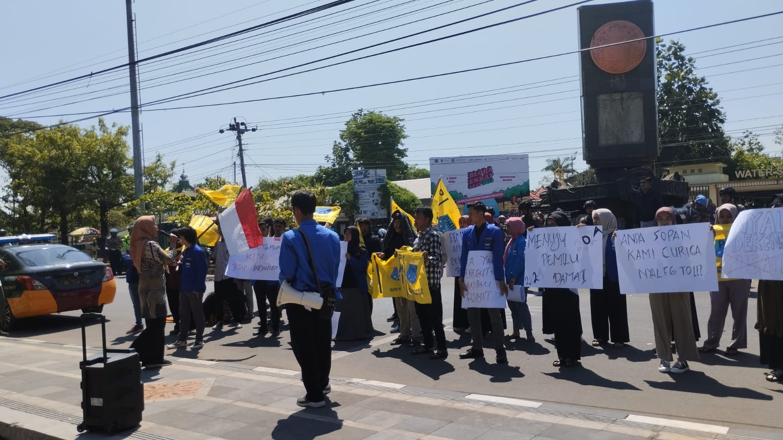 Puluhan mahasiswa mahasiswi yang tergabung dalam Pergerakan Mahasiswa Islam Indonesia (PMII) Kabupaten Blora, melakukan aksi Long March (jalan kaki) dari Alun-Alun menuju gedung DPRD Blora, pada Sabtu (9/9/2023).