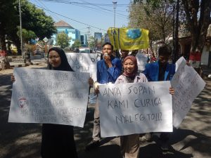 Puluhan mahasiswa mahasiswi yang tergabung dalam Pergerakan Mahasiswa Islam Indonesia (PMII) Kabupaten Blora, melakukan aksi Long March (jalan kaki) dari Alun-Alun menuju gedung DPRD Blora, pada Sabtu (9/9/2023).