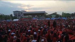 Ribuan emak-emak kelompok Senam Cinta Tanah Air (Sicita) di lapangan Kridosono, Blora, Minggu (10/9).