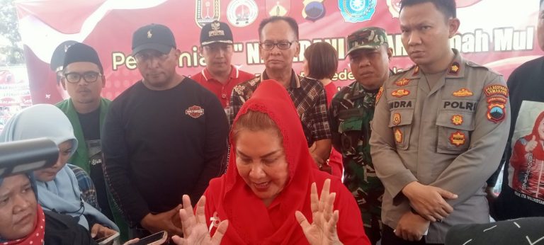 Mbak Ita meresmikan kegiatan "Ndandani Omah" milik mbah Sarinem, warga Jl Bima 1, Kelurahan Pendrikan Lor Kecamatan Semarang Tengah.