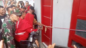 Mbak Ita meresmikan kegiatan "Ndandani Omah" milik mbah Sarinem, warga Jl Bima 1, Kelurahan Pendrikan Lor Kecamatan Semarang Tengah.