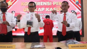 Kasatresnarkoba Polres Blora AKP Edi Santosa, saat konferensi pers penangkapan AS asal Randublatung, pengedar sabu-sabu, Senin (11/8).