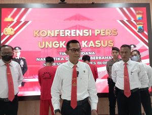 Kasatresnarkoba Polres Blora AKP Edi Santosa saat konferensi pers ungkap tersanagka pengedar sabu di Mapolres Blora, Senin (11/9).