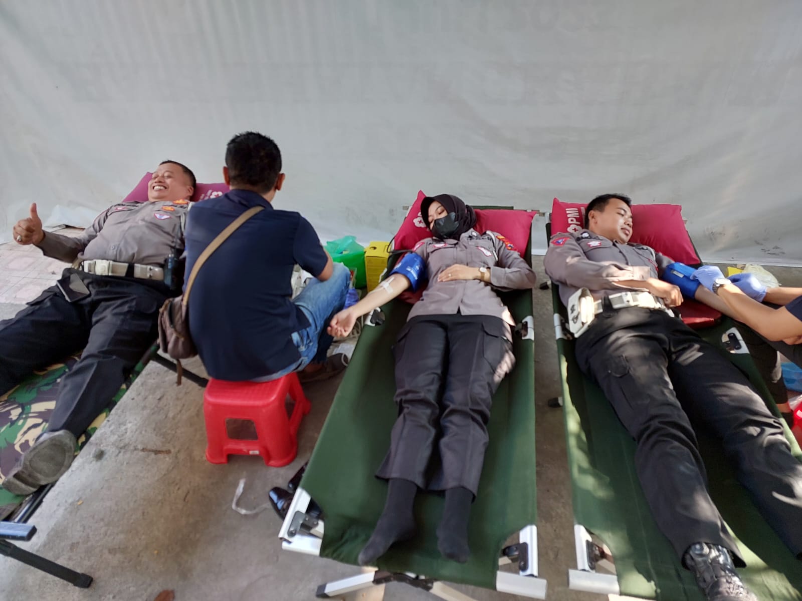 Anggota Polres Demak saat donor darah di Klinik Pratama Polres Demak peringati Hari Lalu Lintas ke 68 tahun, Selasa (12/9/2023).