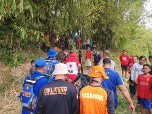 Tim Sar gabungan saat mengevakuasi korban tenggelam di Sungai Posongan, Kabupaten Pemalang, Selasa (12/9).