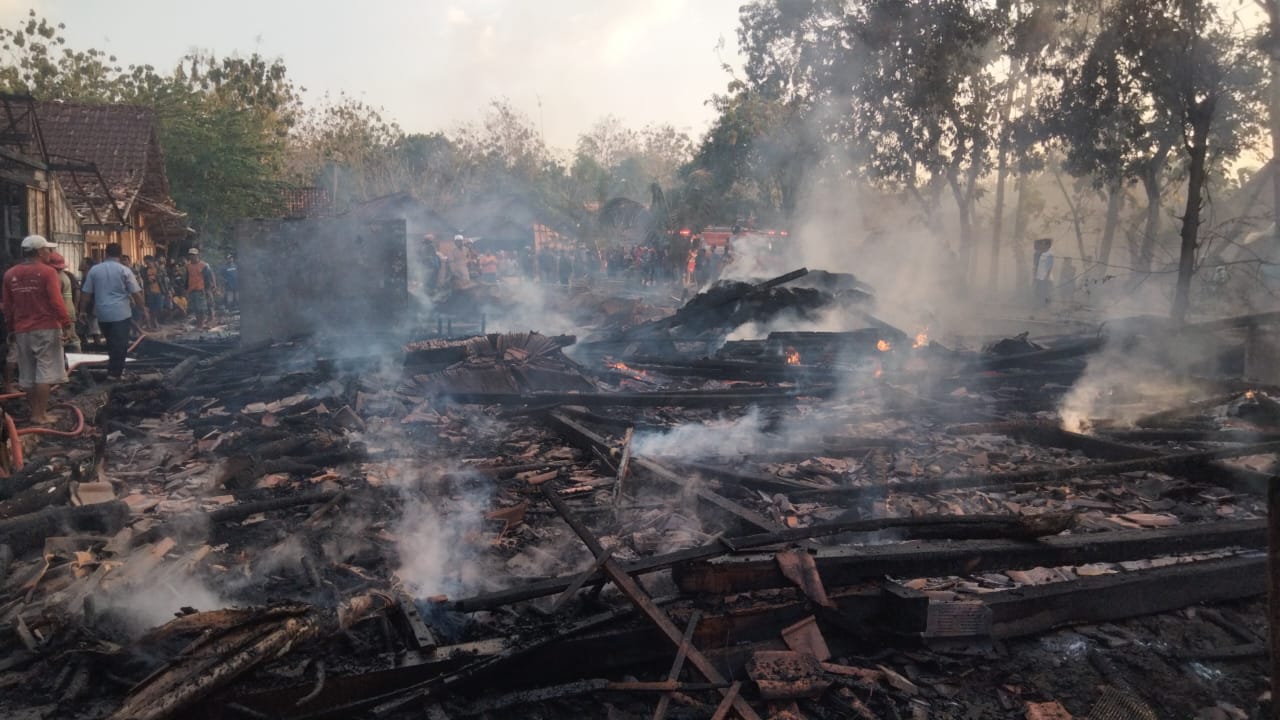 Kebakaran menimpa 3 (tiga) rumah ludes terbakar di Desa Balongsari, Kecamatan Banjarejo, Kabupaten Blora.