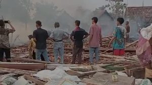 Kebakaran menimpa 3 (tiga) rumah ludes terbakar di Desa Balongsari, Kecamatan Banjarejo, Kabupaten Blora.