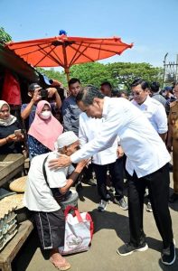 Presiden Joko Widodo saat meninjau aktivitas perdagangan yang berlangsung di Pasar Kranggot, Kota Cilegon, Provinsi Banten, pada Selasa, (12/9).
