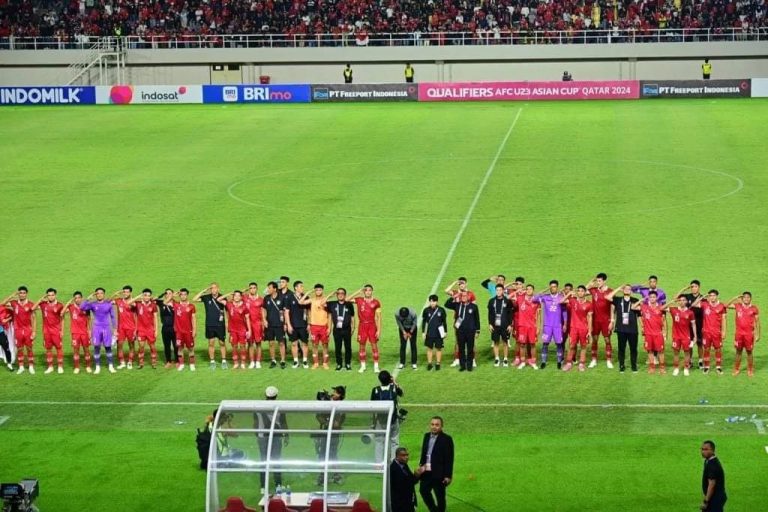Tim nasional sepak bola U23 Indonesia berhasil lolos ke putaran final Piala Asia U23 di Qatar 2024 usai menekuk Turkmenistan 2-0 dalam pertandingan yang digelar di Stadion Manahan, Kota Surakarta, Provinsi Jawa Tengah, pada Selasa (12/9).