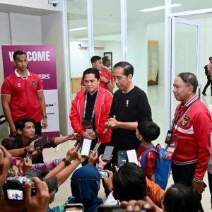 Presiden Joko Widodo usai menyaksikan pertandingan Timnas Indonesia U23 dengan Turkmenistan 2-0 di Stadion Manahan, Kota Surakarta, Provinsi Jawa Tengah, pada Selasa (12/9).