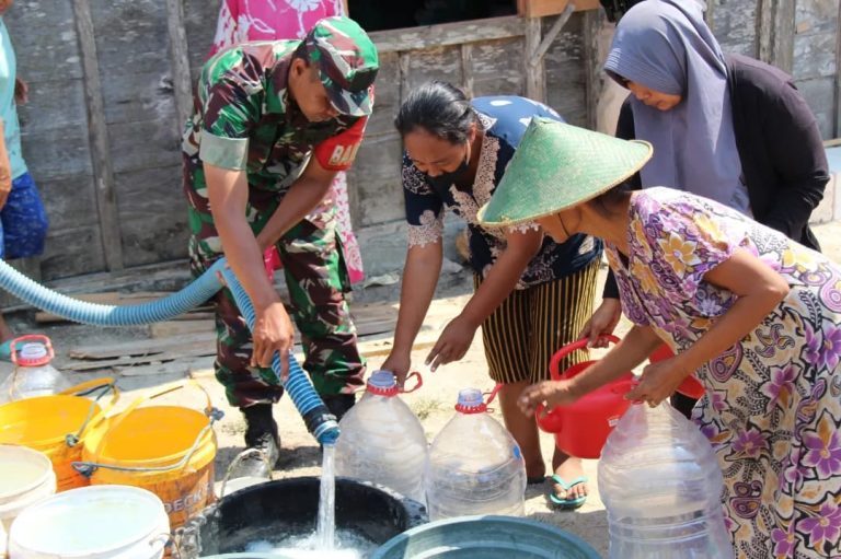 Kodim 0721/Blora menyalurkan air bersih bagi warga terdampak kekeringan dimusim kemarau di Cepu, Blora, Rabu (13/9/2023).