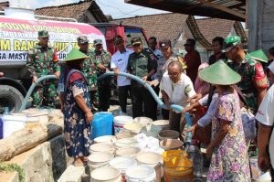 Kodim 0721/Blora menyalurkan air bersih bagi warga terdampak kekeringan dimusim kemarau di Cepu, Blora, Rabu (13/9/2023).