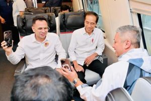 Raffi Ahmad bareng Jokowi saat mencoba moda transportasi Kereta Cepat Jakarta-Bandung (KCJB), Rabu (13/9/2023).