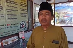 Pasidi usia menerima paket sembako dari Satlantas Polres Blora, Jumat (15/9).