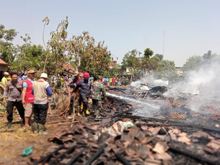 Tiga rumah warga di Desa Sonokidul, Kecamatan Kunduran, Kabupaten Blora ludes terbakar dilahap sijago merah.
