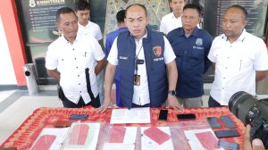 Kasatreskrim Polres Blora beserta jajaran saat konpers, penangkapan karyawan KSP di Gedung Tristan Polres Blora, Rabu (27/9).