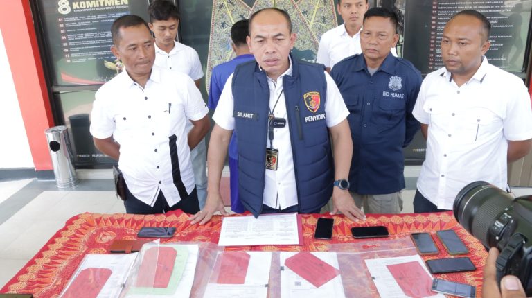 Kasatreskrim Polres Blora beserta jajaran saat konpers, penangkapan karyawan KSP di Gedung Tristan Polres Blora, Rabu (27/9).