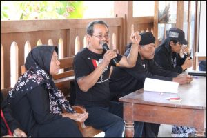 Bagong Suwarsono saat memberikan sambutan di Pendopo Samin, Desa Klopoduwur, Kecamatan Banjarejo, Kabupaten Blora, Senin (2/10/2023).