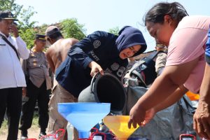 Kasi Humas Iptu Wahyu Hardiana saat membantu warga terdampak kekeringan, Rabu (04/10/2023).