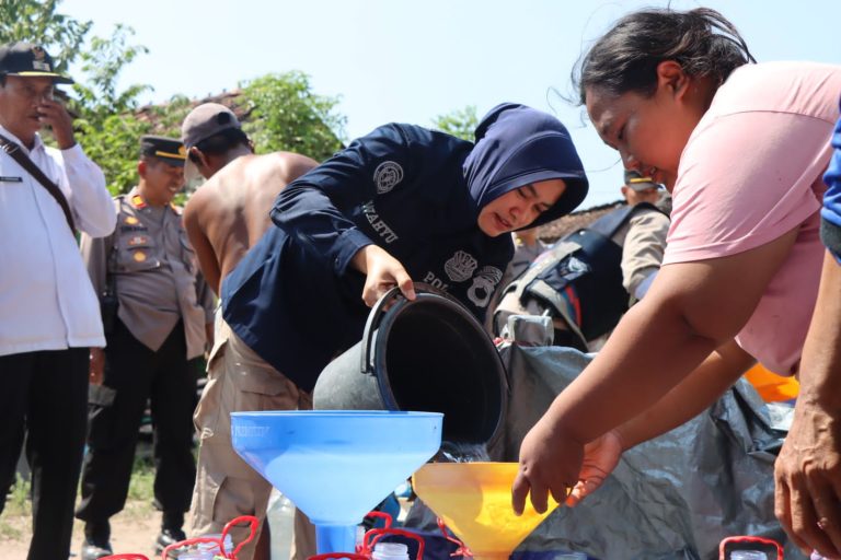 Kasi Humas Iptu Wahyu Hardiana saat membantu warga terdampak kekeringan, Rabu (04/10/2023).