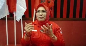 Wakil Bupati Blora Tri Yuli Setyowati saat konferensi pers di DPC PDI Perjuangan Blora, klarifikasi viralnya video tersebut, Selasa (10/10).