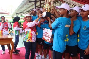 Wakil Bupati Blora Tri Yuli Setyowati saat ikut menyemarakkan lomba Gerak Jalan Cepat 28K, piala Kapolres Blora tahun 2023.