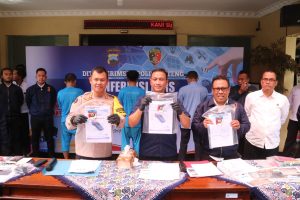 Tipu Nasabah Melalui Mesin EDC, Eks Karyawan Bank di Semarang Dibekuk, Senin (30/10).