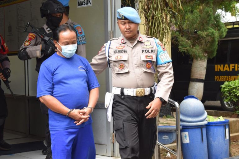 Tersangka (ES) pengelola objek wisata jembatan kaca "The Geong" hutan Pinus Limpakuwus Kecamatan Sumbang, Banyumas, Selasa (31/10).