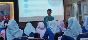 Ketua PWI Blora Heri Purnomo saat memberikan paparan sosialisasi UU Pers di SMKN 2 Blora, Selasa (14/11).