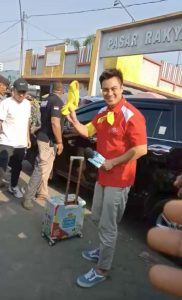 Baim Wong saat menyambangi masyarakat di Pasar Jepon Blora, Kamis (2/11/2023).