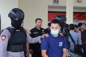 Tersangka (AN) terduga peremas payudara mahasiswi saat digelandang di Mapolres Demak, Jumat (10/11/2023).