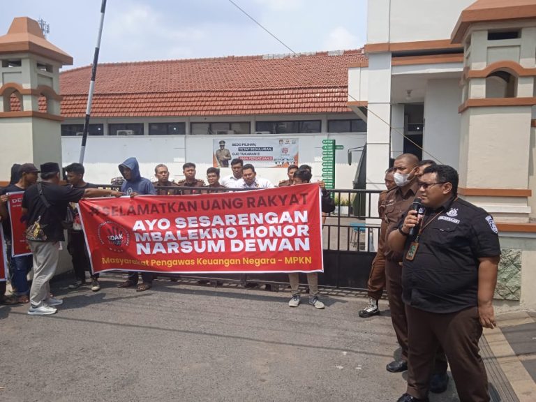 MPKN Blora gelar aksi demo menuntut uang honor narsum DPRD Blora segera dikembalikan, Senin (13/11/2023).